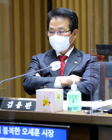 김용판 국민의힘 의원이 19일 서울시청에서 열린 국회 행정안전위원회의 서울시 국정감사에서 의원들의 질의를 듣고 있다. 국회사진기자단=연합뉴스